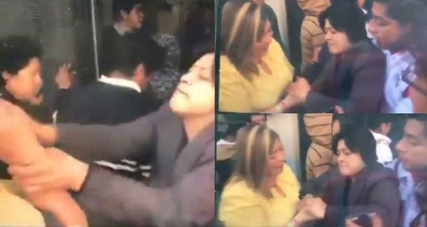 Directora de bachillerato agrede a reportera y SEP la separa del cargo