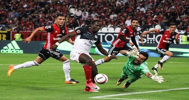 Lobos logra su primera victoria; le da la vuelta a Atlas y vence 3-1 de local. Foto: Especial