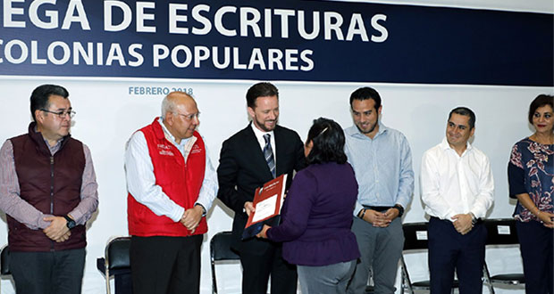 Comuna entrega 40 títulos de propiedad en colonias de Puebla