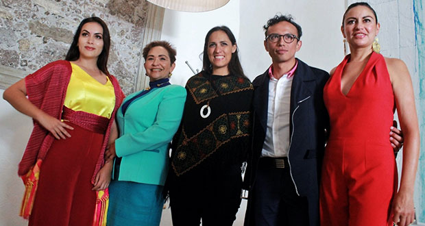 Presentan exposición sobre moda nacional en zócalo de Puebla
