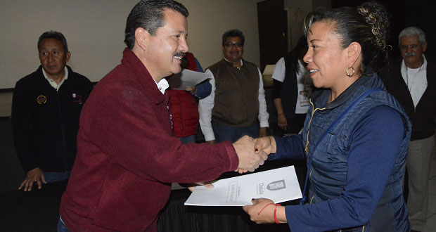 Reciben títulos de concesión comerciantes de San Pedro Cholula
