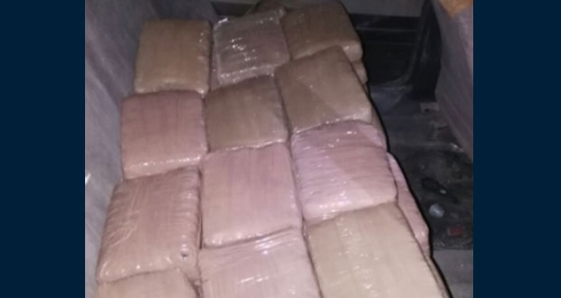 SSP asegura vehículo con 38 paquetes de marihuana en Jolalpan