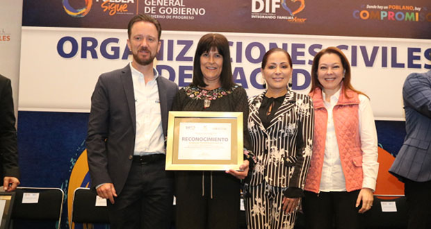 Sedif premia labor de organizaciones que apoyan a niños poblanos