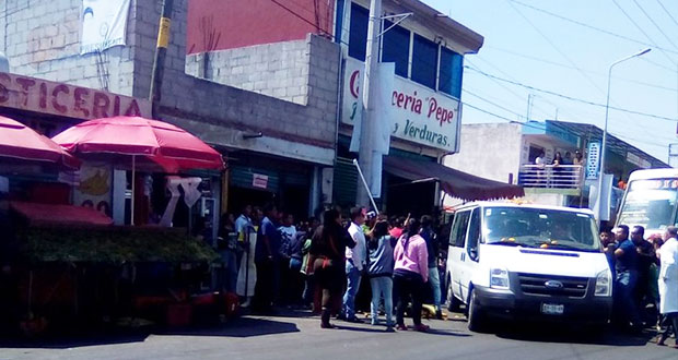 Supervisores se enfrentan a ambulantes de Totimehuacan