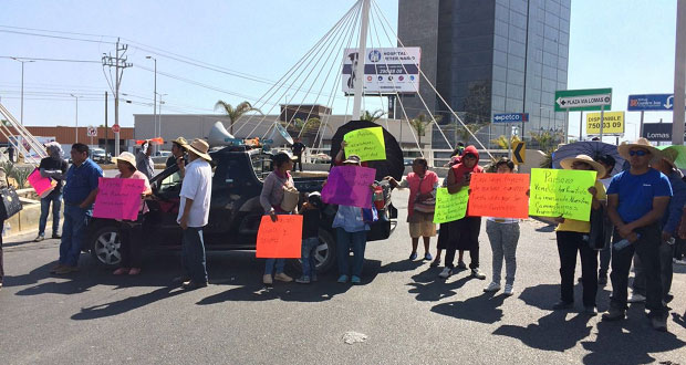 Vecinos de Cacalotepec cierran acceso a Lomas de Angelópolis