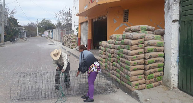 Dan material a 60 familias de Tehuitzingo para construir casas