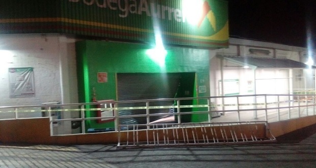 Al menos siete sujetos robaron cajero automático de Bodega Aurrerá en Tecamachalco. Foto: Twitter
