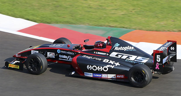 Dos pilotos poblanos participan en IV round del FIA fórmula 4 Nacam