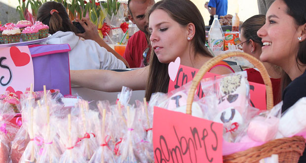 Jóvenes gastan de 300 a 700 pesos por 14 de febrero: encuesta