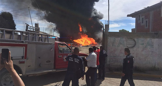 Vivienda que almacenaba huachicol se incendia en Los Reyes de Juárez