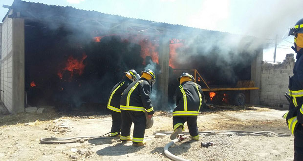 Bomberos sofocan incendio en Bodega de Nopalucan; saldo blanco