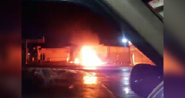 El rayo cayó sobre uno de los depósitos de combustible de dicha estación ubicada sobre la carretera federal El Verde-Texmelucan. Foto: Especial