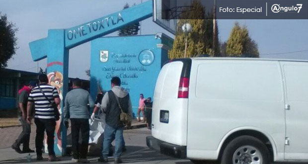 Los aprehendidos habrían agredido a presunto hampón, para luego atarlo de cabeza a un poste en la plaza principal. Foto: Especial/24Puebla