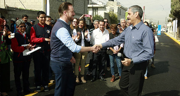 Comuna de Puebla entrega pavimentación de calle en Loma Linda