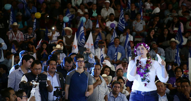 Martha Erika señala que la discriminan con etiquetarla como “la señora de”