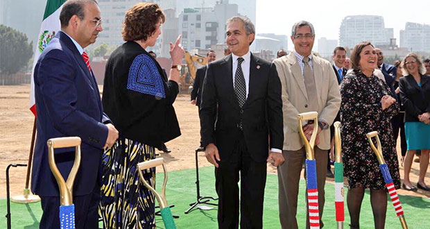Mancera coloca la primera piedra de nueva embajada de EU en CDMX