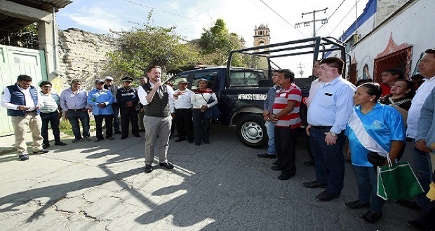 Comuna poblana entrega patrulla a vecinos de Totimehuacán. Foto: Especial