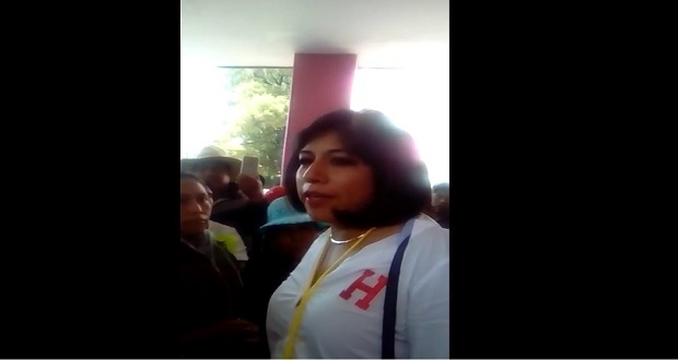 Pobladores de Ocoyucan acusan a la perredista Roxana Luna Porquillo de quiere imponer alcalde. Foto: Especial