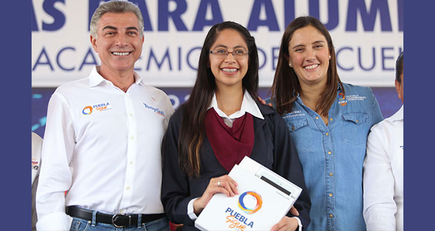 Gobierno estatal entrega 600 tabletas a normalistas