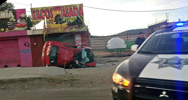 Las dos víctimas de aproximadamente 25 años quedaron atrapados en el interior del auto, donde perdieron la vida. Foto: Especial