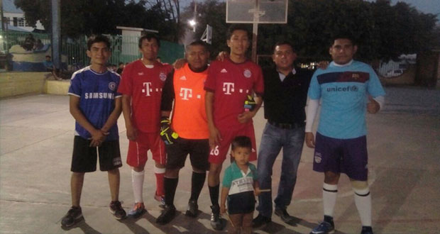 Realizan torneo de futbol rápido varonil en Acatlán de Osorio