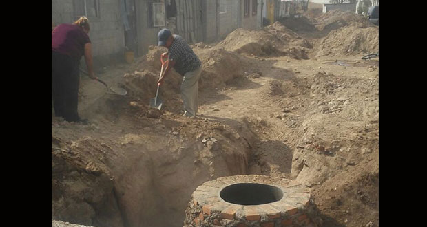 Vecinos instalan drenaje en colonia 6 de Junio de Puebla capital