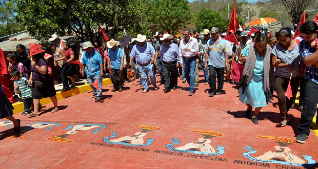 Avanzan obras de pavimentación de carreteras en Tehuitzingo