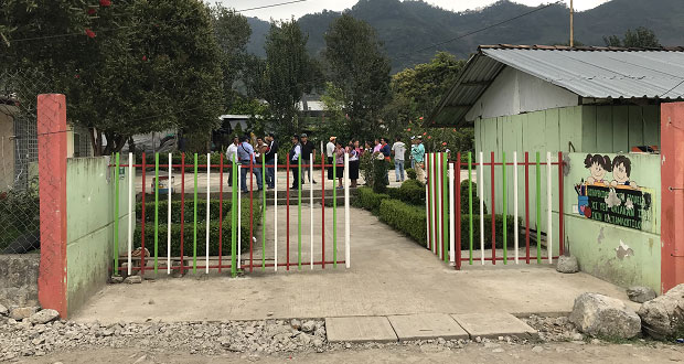 Piden ayuda a Antorcha para techar cancha de kínder en Huauchinango