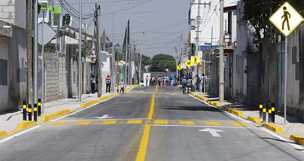 Comuna de Puebla entrega calle pavimenta en colonia El Valle