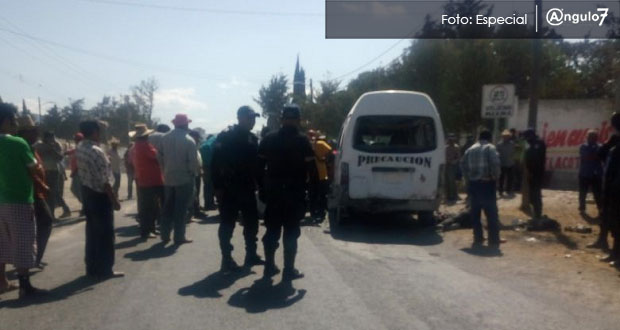 Tras robo frustrado en Tlacoepec, muere asaltante e intentan linchar a 4
