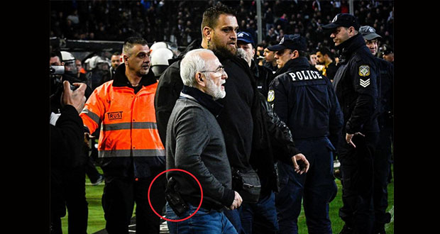 Directivo griego entra armado a campo para reclamar a árbitros