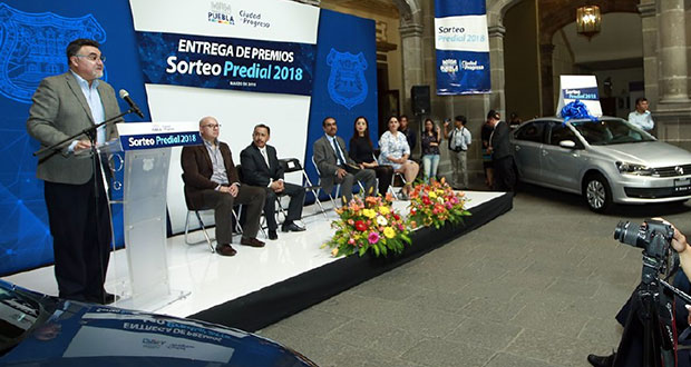 Ayuntamiento premia a contribuyentes cumplidos en predial de 2018