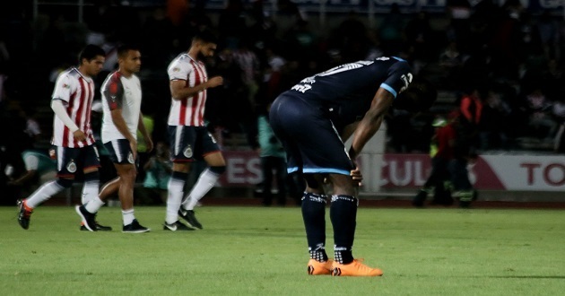 ¡Lobos se hunde en casa! ahora pierde 1-0 ante las Chivas. Foto: Ramón Sienra/EsImagen.