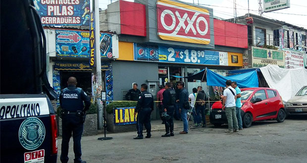 Por accidente, policía dispara a compañero en Oxxo y muere