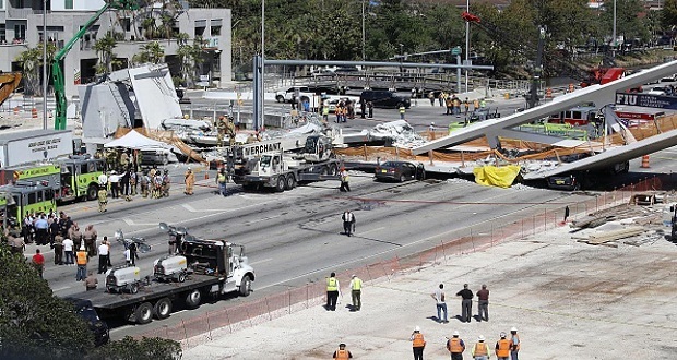Suman 4 muertos por colapso de puente peatonal en Florida, EU. Foto: Perú