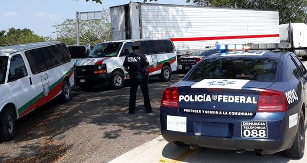 Rescatan a 136 migrantes de tráiler abandonado en Veracruz