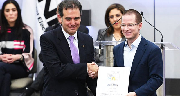 Anaya solicita registro de candidatura a INE