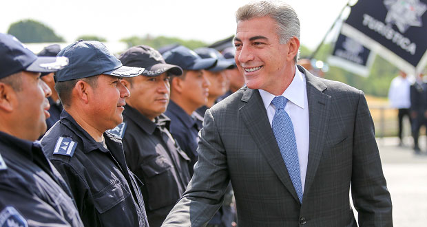 Gali entrega 106 ascensos policiacos, 110 estímulos y becas