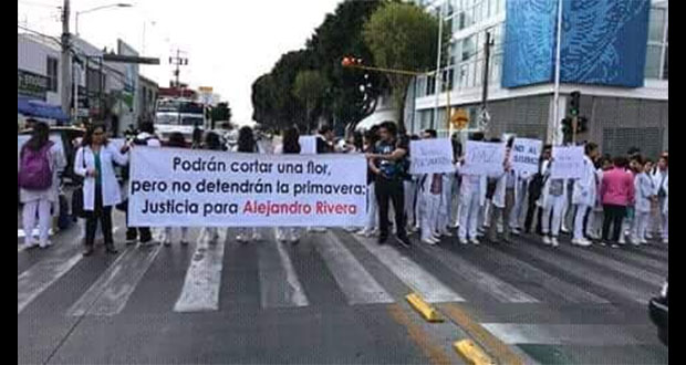 Alumnos de Medicina protestan por asesinato de compañero en Acajete