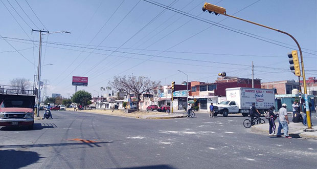 En motocicleta, policía atropella a mujer en Las Torres
