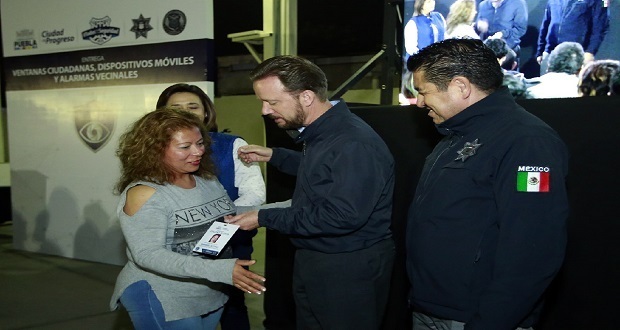 Luis Banck Serrato entregó alarmas vecinales a habitantes de Bosques de San Sebastián. Foto: Especial