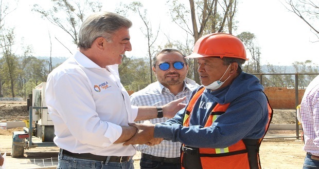 El gobernador Antonio Gali Fayad supervisó el avance del parque del cerro de Amalucan; lleva 71%. Foto: Especial