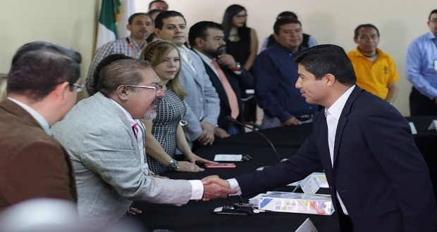 Eduardo Rivera se registra para competir por la alcaldía de Puebla por la coalición Puebla al Frente.