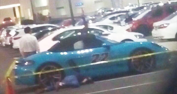 Muere ladrón cuando quiso despojar a dueño de Porsche en el Hospital Puebla