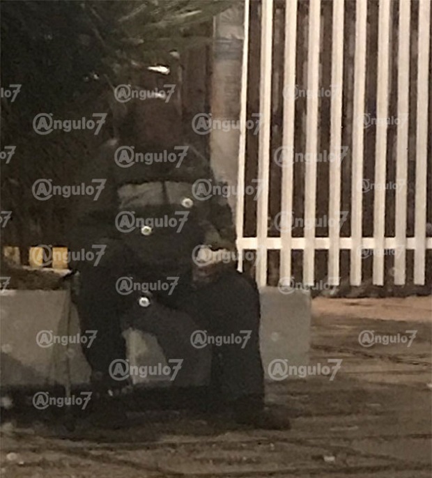 Policías regalan de comer a hombre afuera del hospital San José