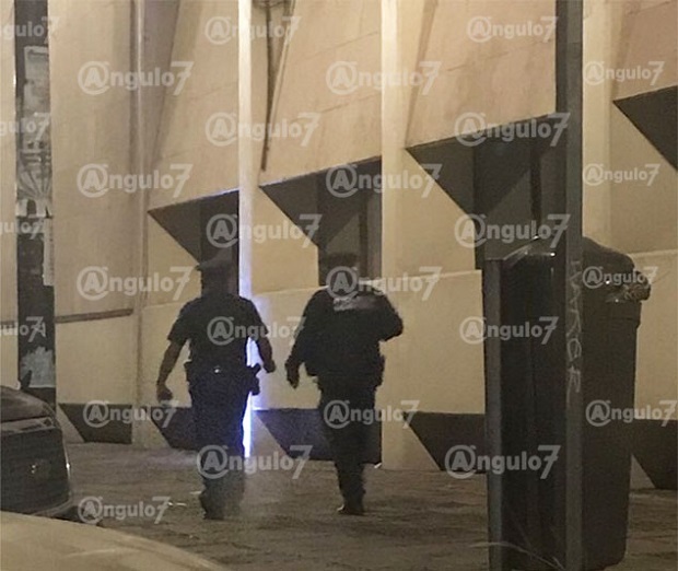 Policías regalan de comer a hombre afuera del hospital San José
