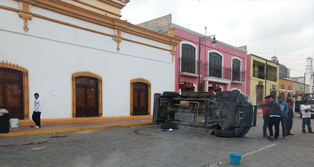 Pobladores de Tlaxcala y policía se enfrentan