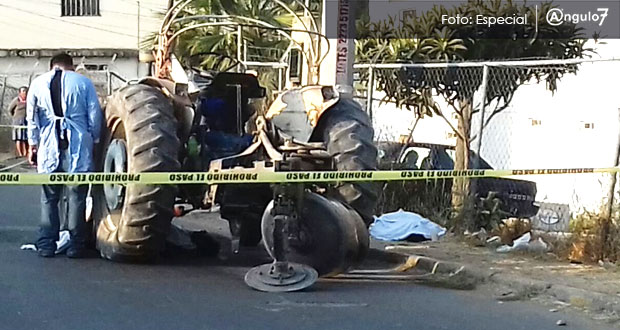 La madrugada de este miércoles, vecinos de la junta auxiliar de San Francisco Totimehuacan, encontraron a dos hombres sin vida junto a un tractor. Foto: Especial