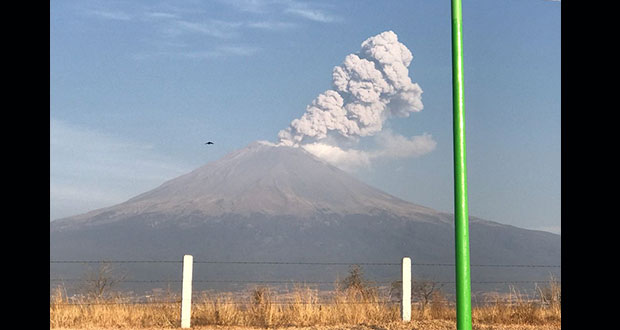 Popocatépetl emite dos fumarolas de 2 mil metros de altura: Segob