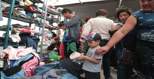 Decenas de migrantes comienzan a llegar a Puebla en su camino hacia la Ciudad de México, son recibidos en la iglesia de la Asunción donde junto con organizaciones apoyan a las caravanas con alimento ropa y salud.